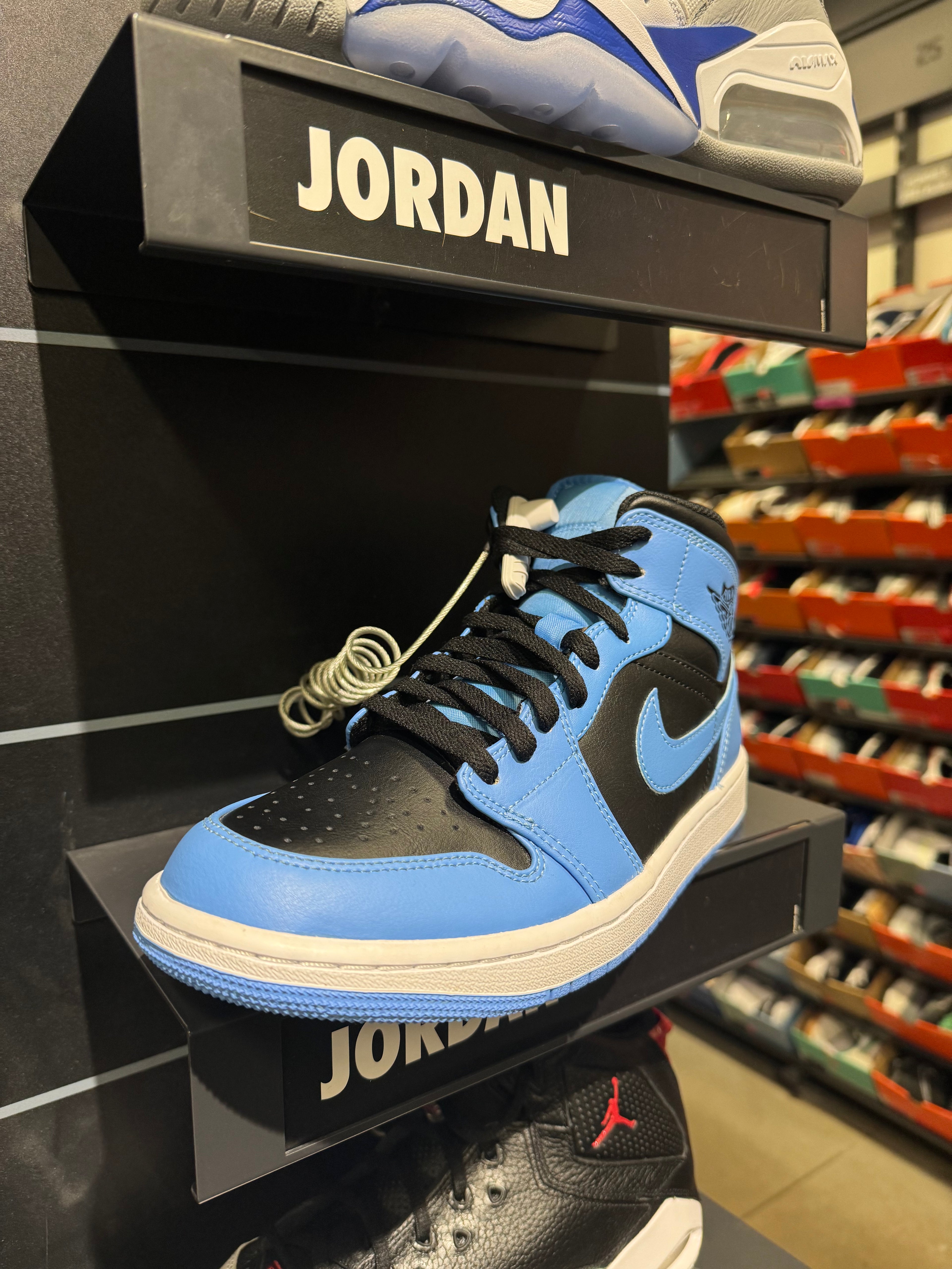 Air Jordan 1 mid (University Blue)